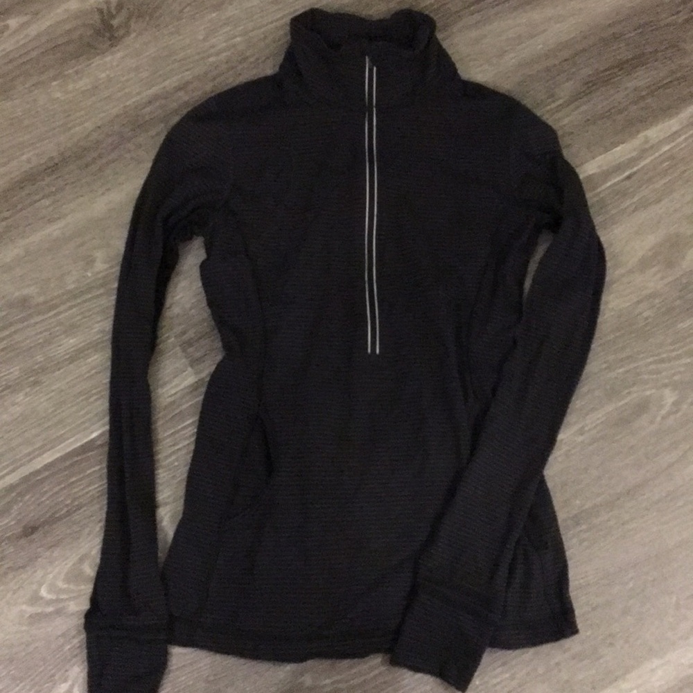 Detailed lululemon pullover